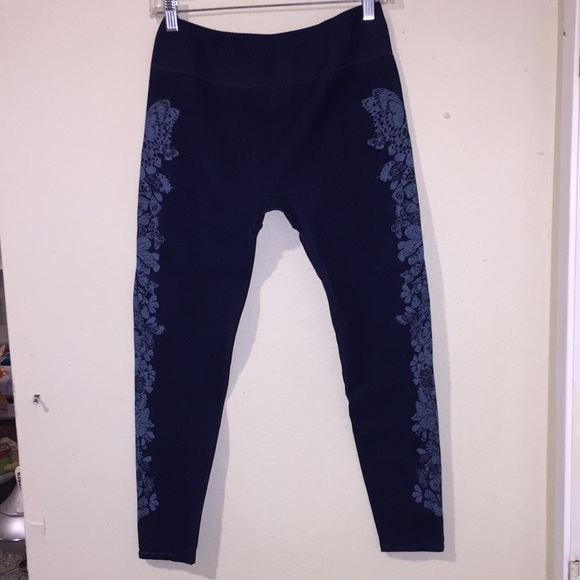 FABLETICS, butterflies 🦋,blue Capri-leggings LG - Picture 5 of 15